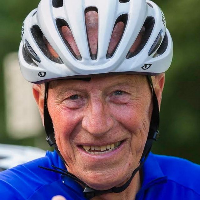 Jos Geijsel, inspanningsfysioloog en wielertrainer, in wielerkleding met helm